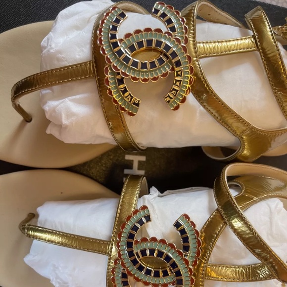 ChanelGold Laminated Lamb CC Logo Strap Thong Sandal Flat 36.5 BRAND NEW - Picture 1 of 5